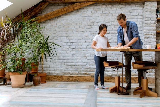 Padre e figlia che fanno il pane in cucina