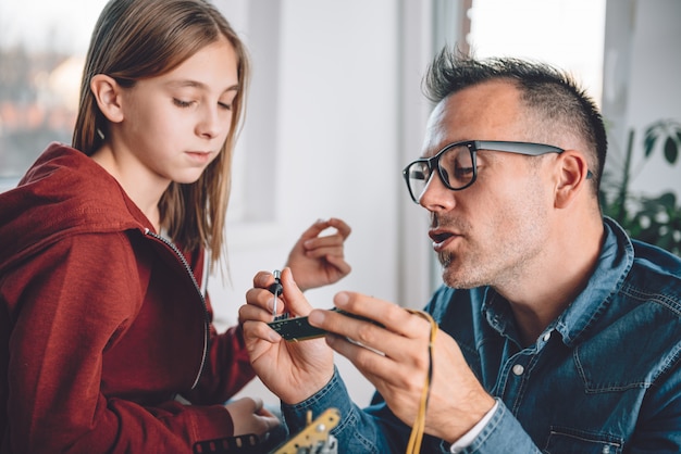 Padre e figlia che lavorano insieme in officina