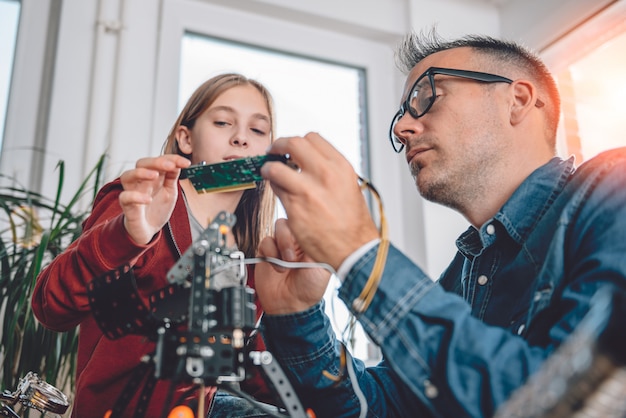 Padre e figlia che lavorano insieme in officina