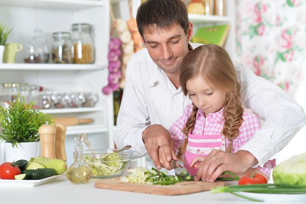 Padre e figlia che preparano l'insalata