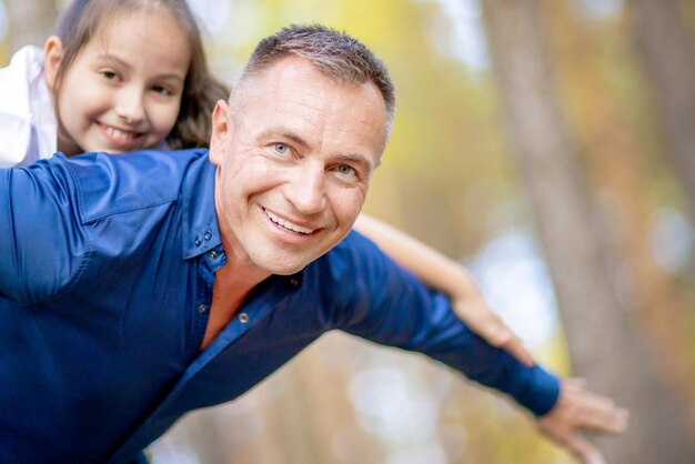 Padre e figlia che si divertono all'aperto