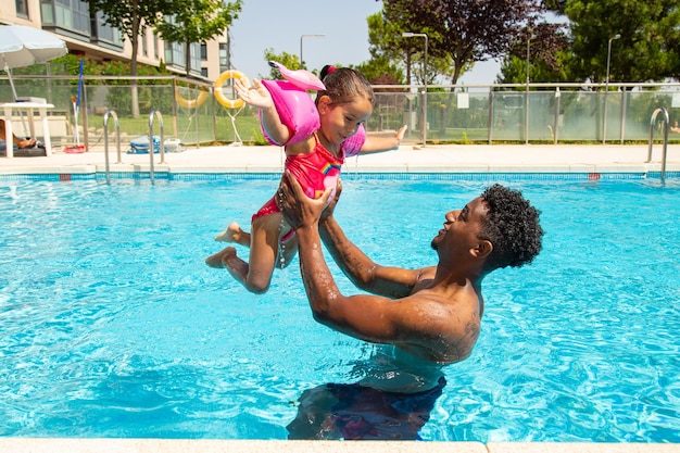 Padre e figlia che si divertono in piscina