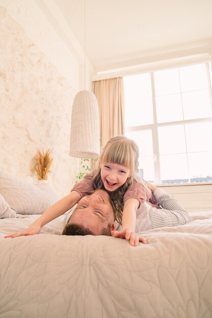 Padre e figlia che si divertono