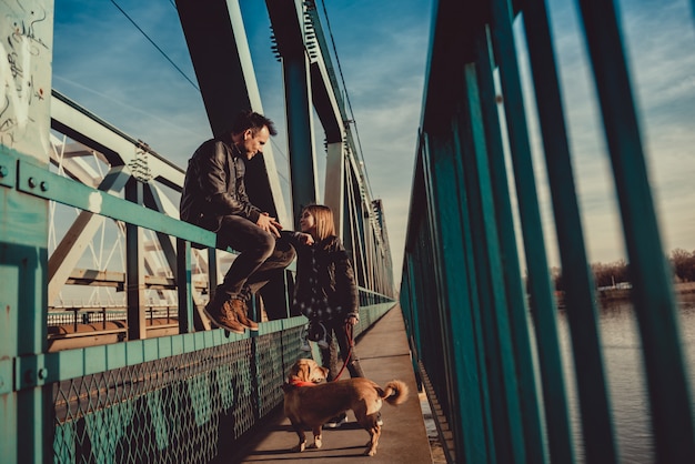 Padre e figlia che si rilassano sul ponte e sulla conversazione