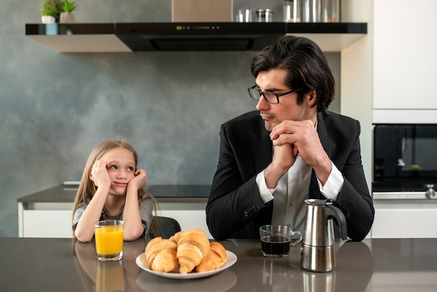 Padre e figlia entrambi infastiditi e infelici a casa