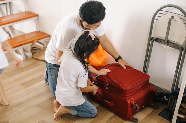 Padre e figlia fanno le valigie per il viaggio a casa