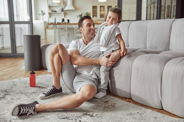 Padre e figlia felici che trascorrono del tempo a casa