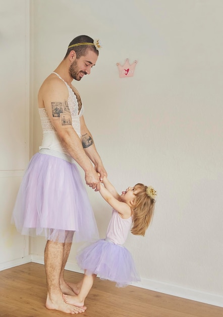 Padre e figlia giocano travestiti da principesse