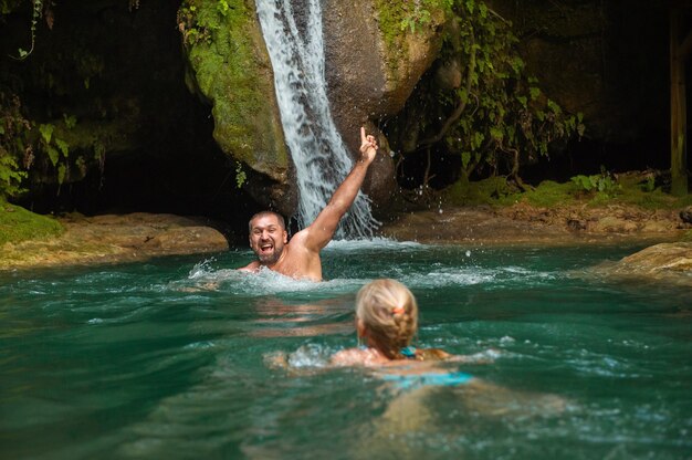 Padre e figlia in una cascata nella giungla. In viaggio nella natura vicino a una bellissima cascata, Turchia