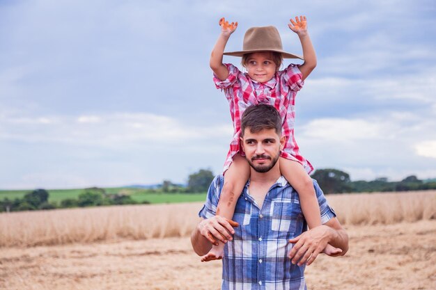 Padre e figlia nel campo Padre contadino e figlia caucasica felice in natura