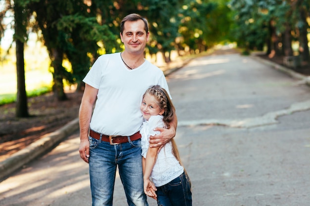 Padre e figlia nel parco