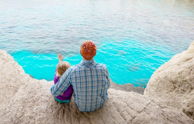 Padre e figlia piccola sulla spiaggia del mare