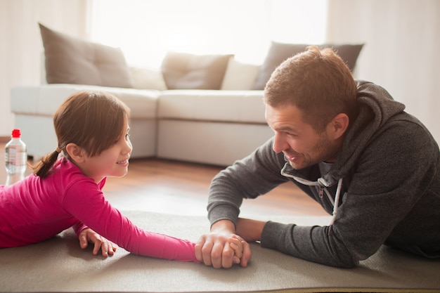 Padre e figlia si allenano a casa. Fai sport a casa.