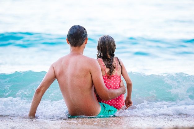 Padre e figlia si godono le vacanze al mare