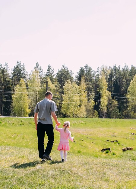 Padre e figlia trascorrono del tempo in un parco primaverile