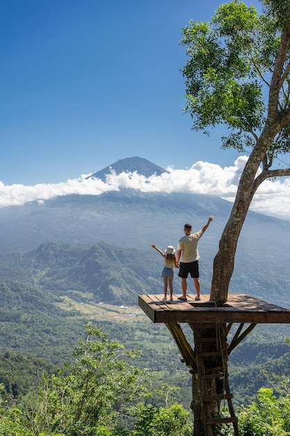 Padre e figlia turisti che si divertono a viaggiare nell'isola di Bali, in Indonesia.