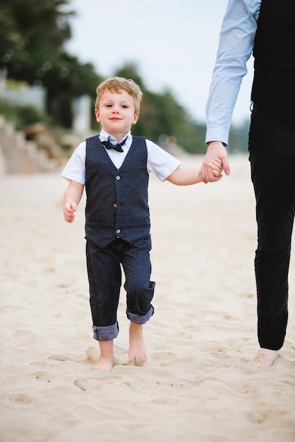 Padre e figlio a un matrimonio sulla spiaggia