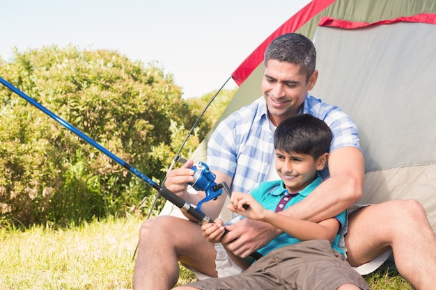 Padre e figlio al lato della tenda