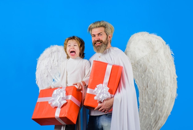 Padre e figlio angeli angeli di natale san valentino piccolo cupido ragazzo dà padre regalo padri giorno