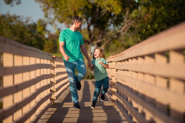 Padre e figlio. Attività di fine settimana concetto di stile di vita familiare felice.