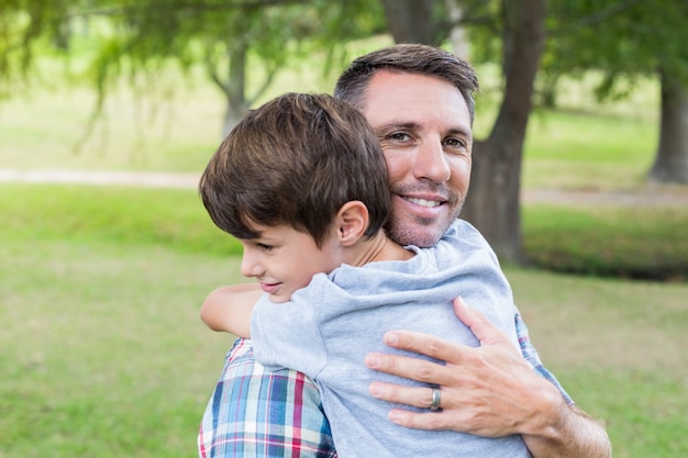 Padre e figlio che abbracciano nel parco