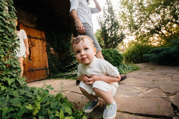 Padre e figlio che camminano nel parco al tramonto. Felicità. Amore