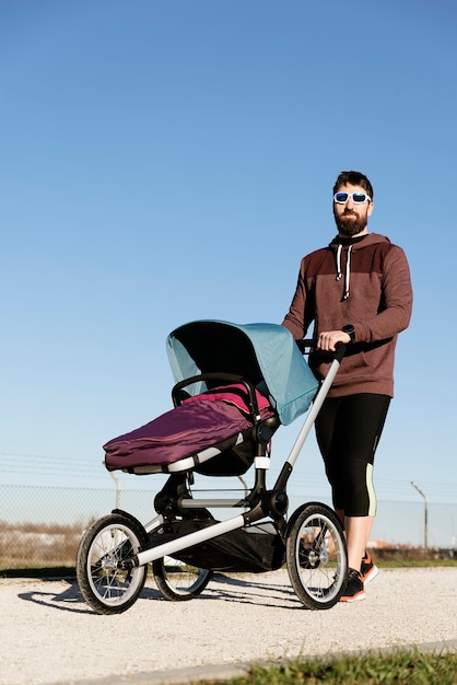 Padre e figlio che camminano nel parco. Concetto di famiglia e sport.