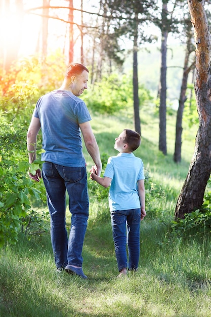 Padre e figlio che camminano nel parco