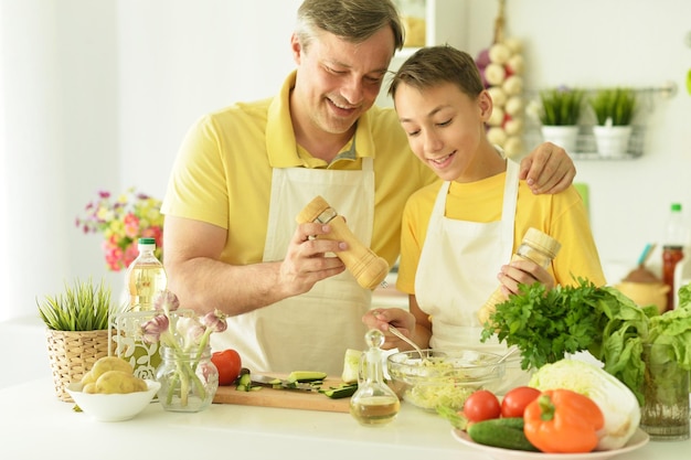 Padre e figlio che cucinano la colazione