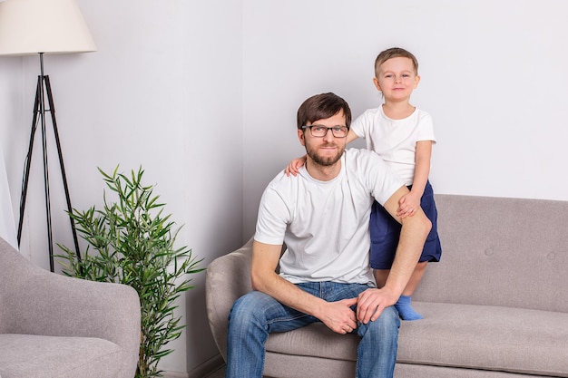 Padre e figlio che discutono di qualcosa di serio nel soggiorno di casa Famiglia di fiducia