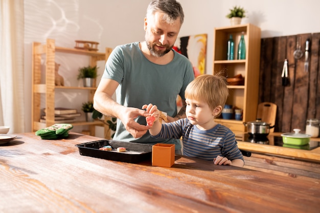 Padre e figlio che fanno regalo per la madre