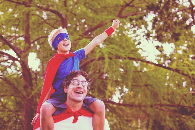Padre e figlio che fingono di essere supereroi