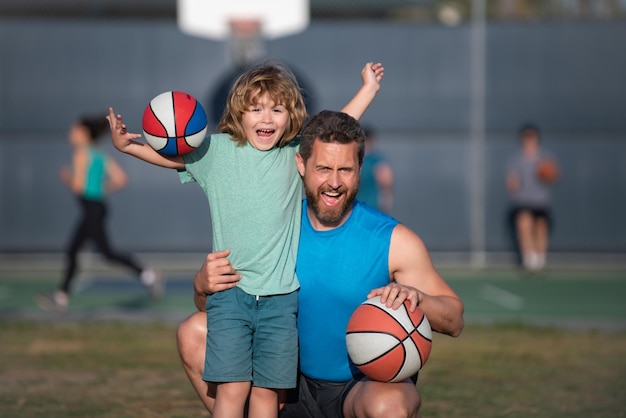 Padre e figlio che giocano a basket Family Time Bambino e papà che si divertono a giocare a basket