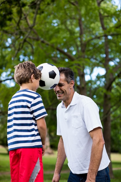 Padre e figlio che giocano a calcio