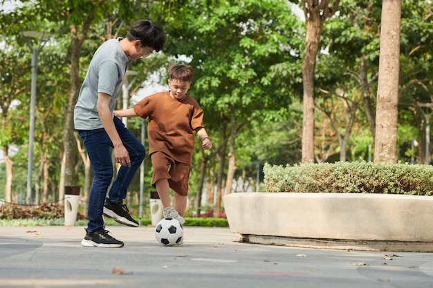 Padre e figlio che giocano a calcio