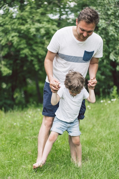 Padre e figlio che giocano e si abbracciano all'aperto