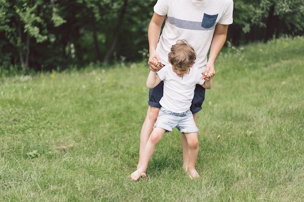 Padre e figlio che giocano e si abbracciano all'aperto