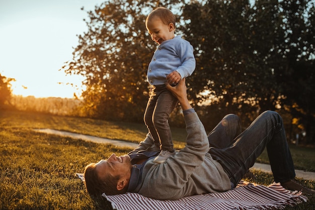 Padre e figlio che gioco all'aperto