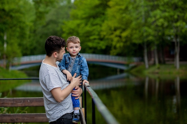 Padre e figlio che godono del tempo libero sul fiume