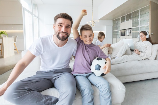 Padre e figlio che guardano il calcio