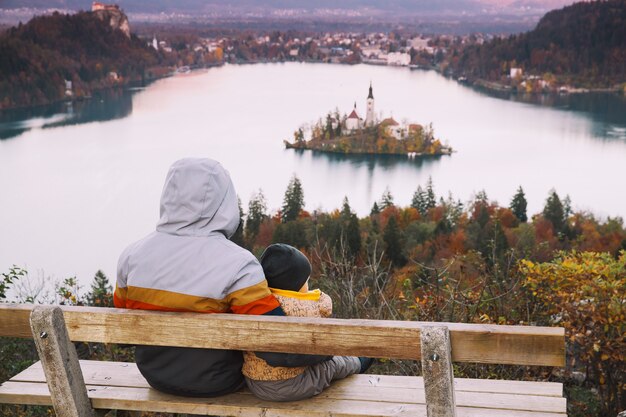 Padre e figlio che guardano il tramonto con una vista incredibile sul lago di Bled in autunno o inverno in Slovenia Europa