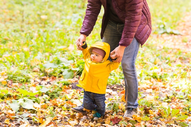 Padre e figlio che hanno divertimento all'aperto sulla natura autunnale