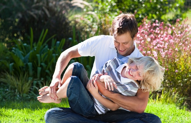 Padre e figlio che hanno un picinico