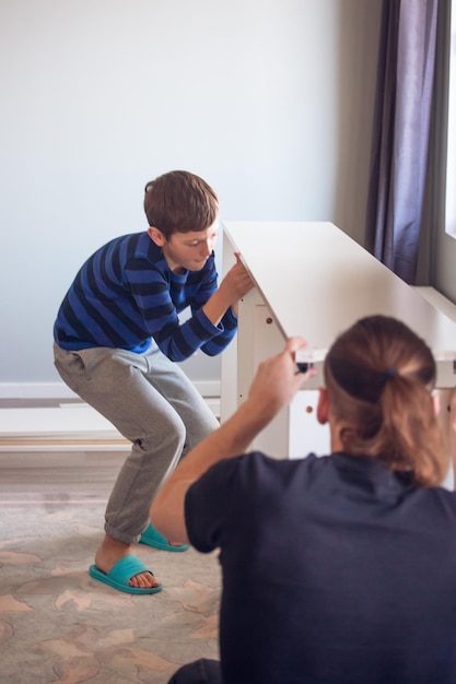 Padre e figlio che lavorano insieme