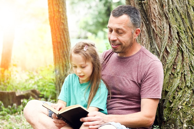 padre e figlio che leggono un libro biblico