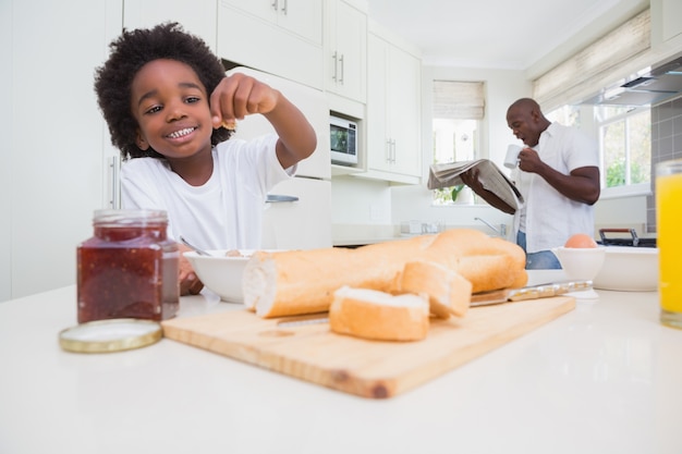 Padre e figlio che mangiano una colazione