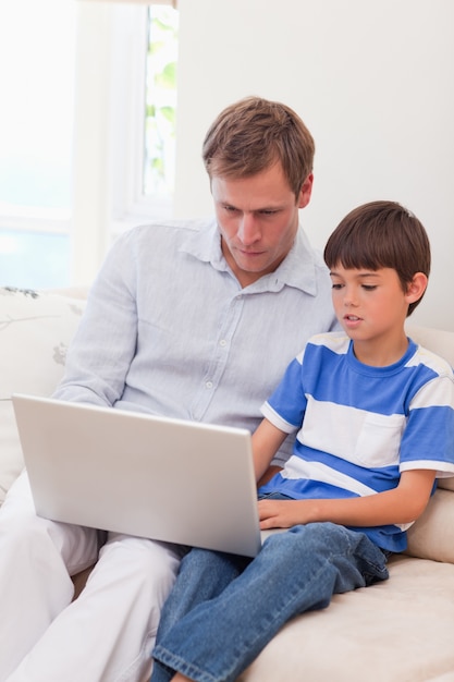 Padre e figlio che navigano in internet insieme