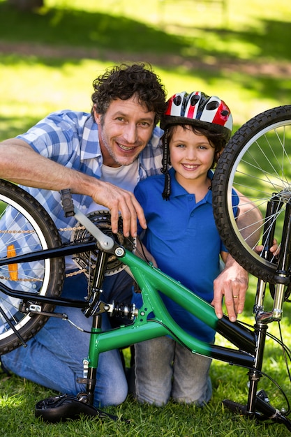 Padre e figlio che riparano la bici