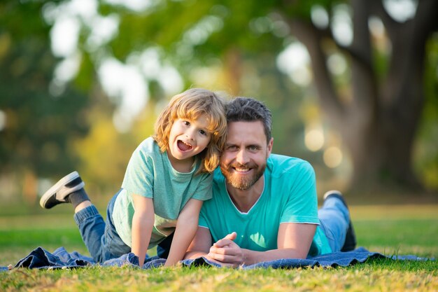 Padre e figlio che si rilassano sulla natura in una vacanza estiva in famiglia nel parco