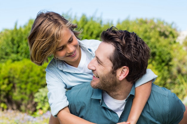 Padre e figlio che sorridono a vicenda